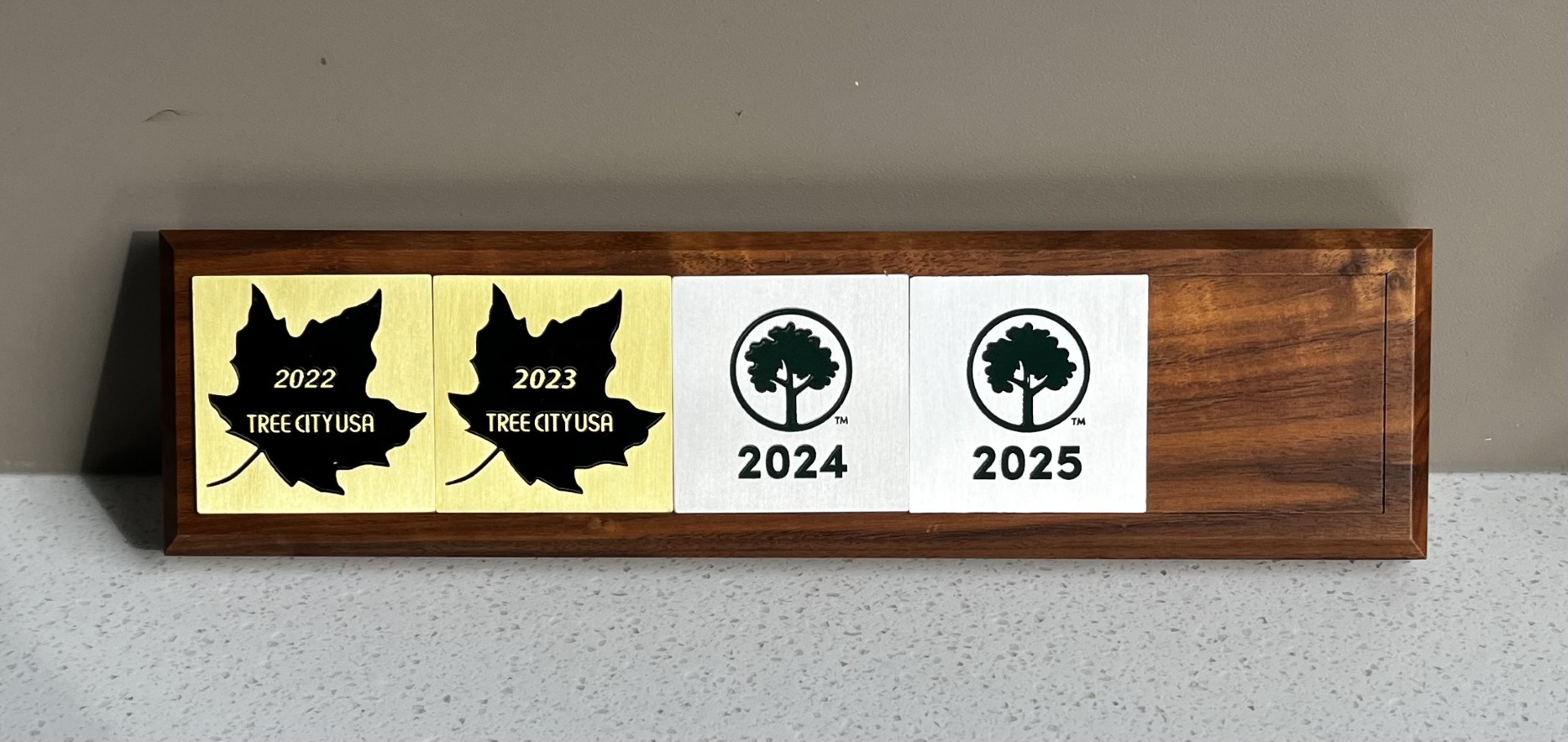 Plaque with tree city USA 2022 to 2025 on it.